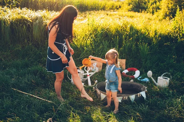 Mãe e filha no parque — Fotografia de Stock