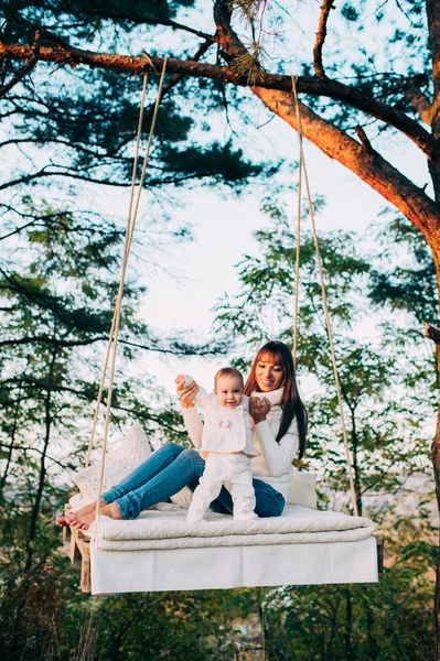 Maman et fille sur swing — Photo