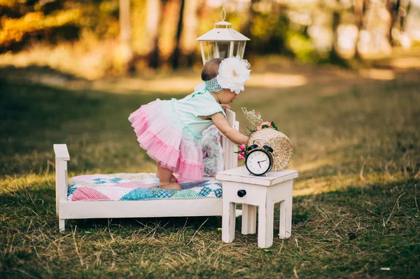 Beautiful girl in park — Stock Photo, Image