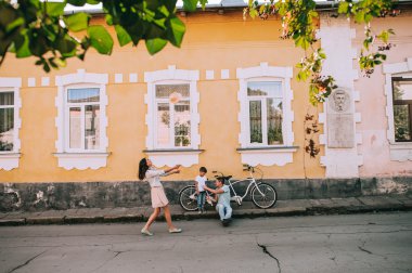 Aile birlikte vakit geçiriyor.