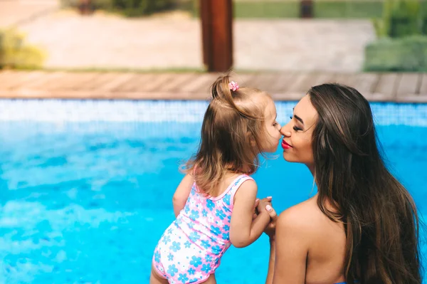 Moeder en dochter in de buurt van zwembad — Stockfoto