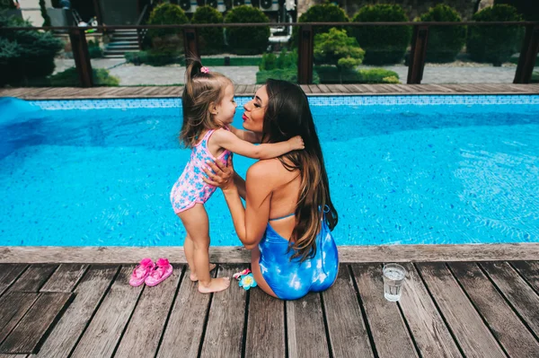 Madre e hija cerca de la piscina — Foto de Stock