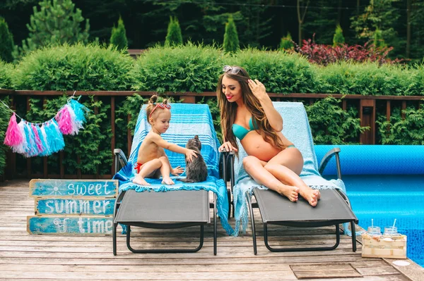 Mother and daughter near pool — Stock Photo, Image