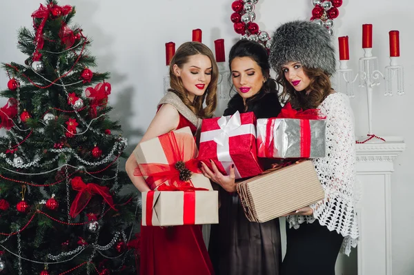 Meninas bonitas com presentes — Fotografia de Stock