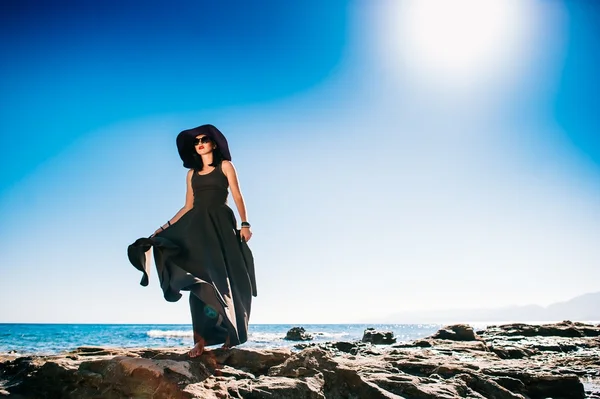 Jeune femme au bord de la mer — Photo