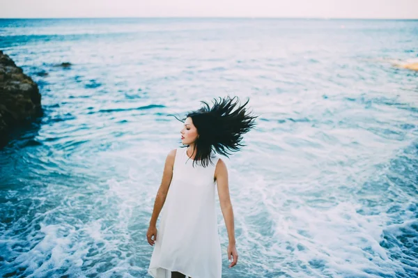 Jeune femme au bord de la mer — Photo