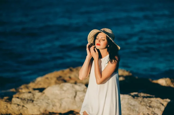 Jeune femme au bord de la mer — Photo