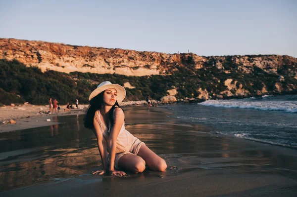 Jeune femme au bord de la mer — Photo