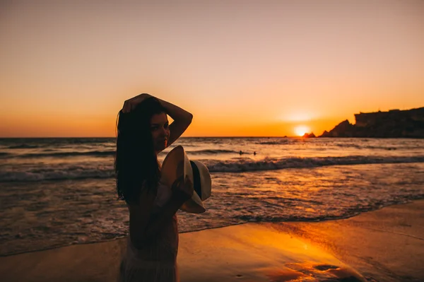 Mujer joven en la orilla del mar — Foto de Stock