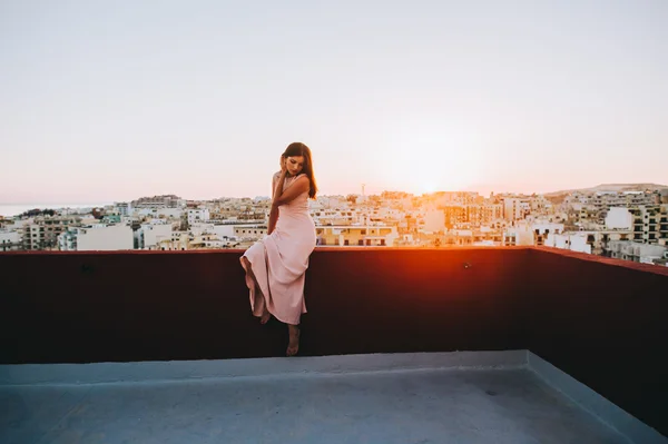 Junge Frau auf dem Dach — Stockfoto