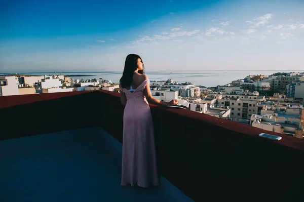 Junge Frau auf dem Dach — Stockfoto