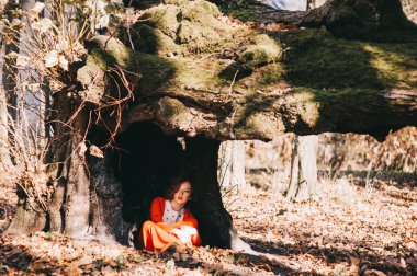 Ormandaki genç kadın