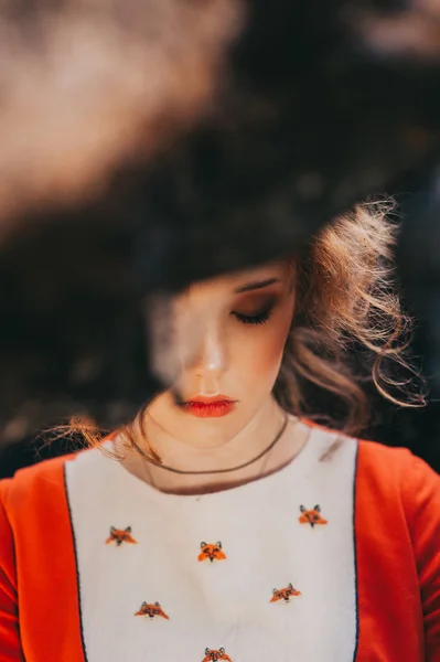 Jovem mulher na floresta — Fotografia de Stock