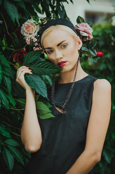 Jeune femme dans le parc — Photo