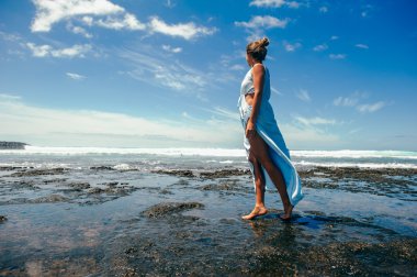 Kumsalda genç bir kadın