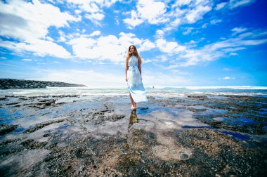 Kumsalda genç bir kadın