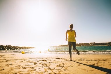 plajda çalışan genç bir kadın