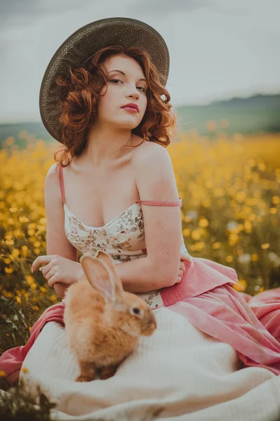 Jeune femme avec lapin — Photo