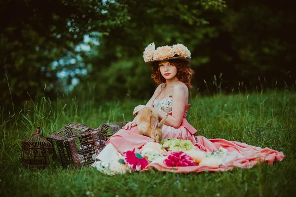 Giovane donna con coniglio — Foto Stock