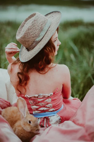 Jeune femme avec lapin — Photo