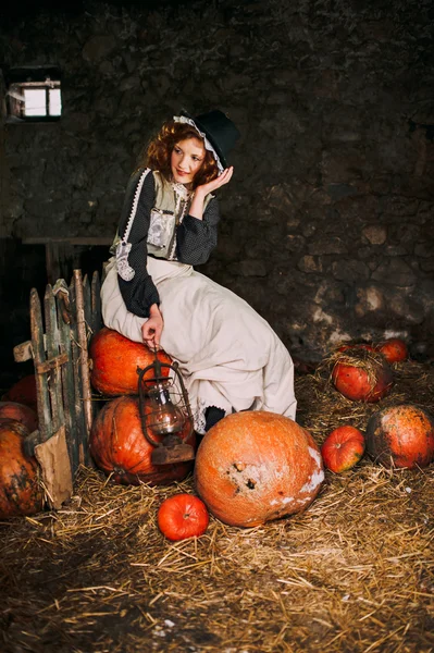 Femme au sous-sol de citrouilles — Photo