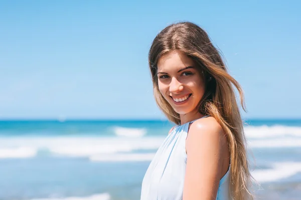Young woman on beach — Stock Photo, Image