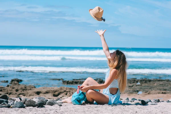 Jonge vrouw op strand — Stockfoto