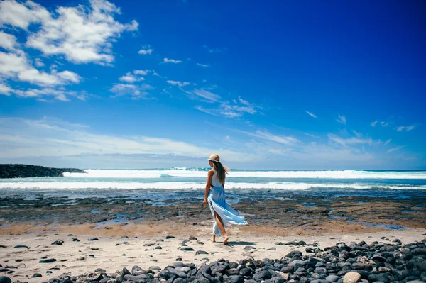 Kumsalda genç bir kadın