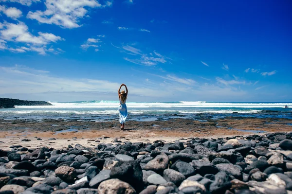 Jeune femme sur la plage — Photo