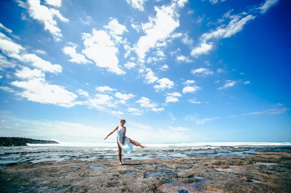 Mujer joven en la playa —  Fotos de Stock