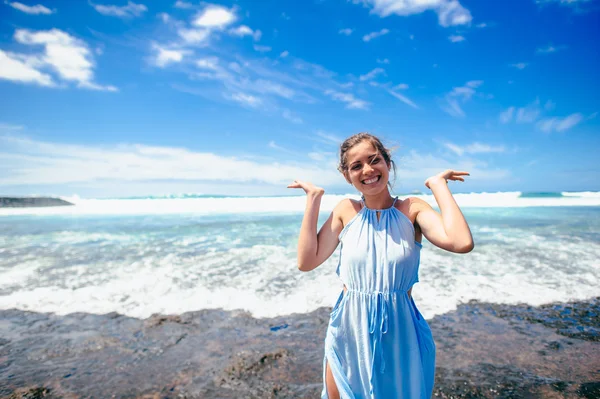 Mujer joven en la playa — Foto de Stock