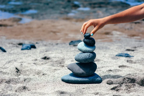 Torre de piedras en la playa —  Fotos de Stock