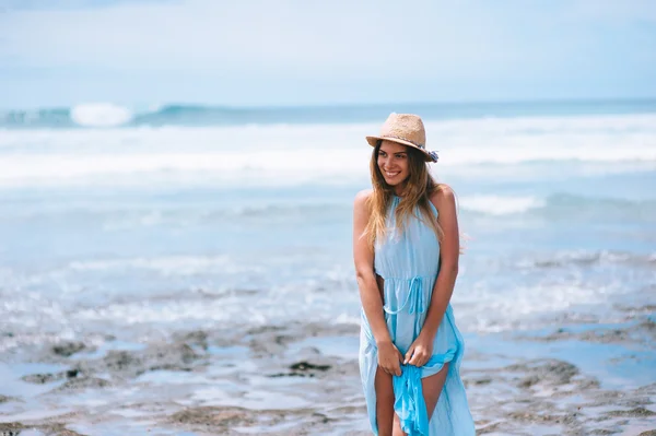 Jeune femme sur la plage — Photo