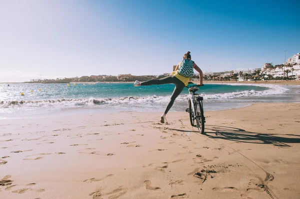 Mujer joven en la playa —  Fotos de Stock