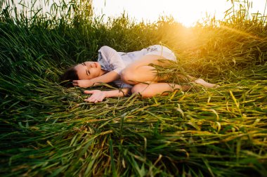 buğday yatan kadın