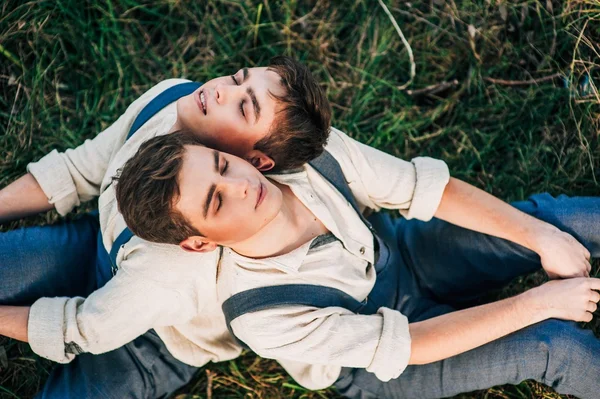 Gemelos jóvenes en el bosque — Foto de Stock