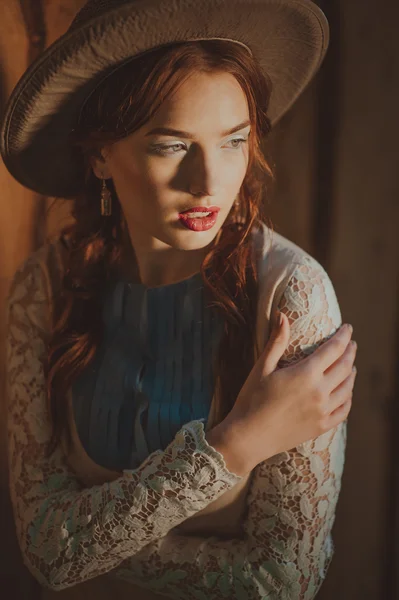 Mulher bonita em chapéu — Fotografia de Stock