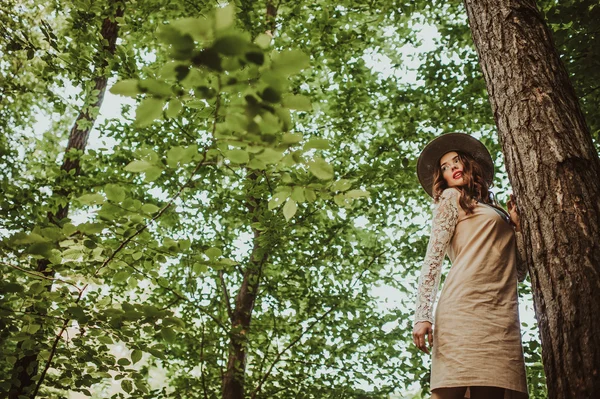 Wanita cantik di hutan — Stok Foto