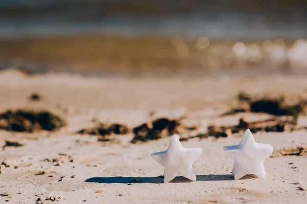 Hvězdy na písku nedaleko oceánu — Stock fotografie