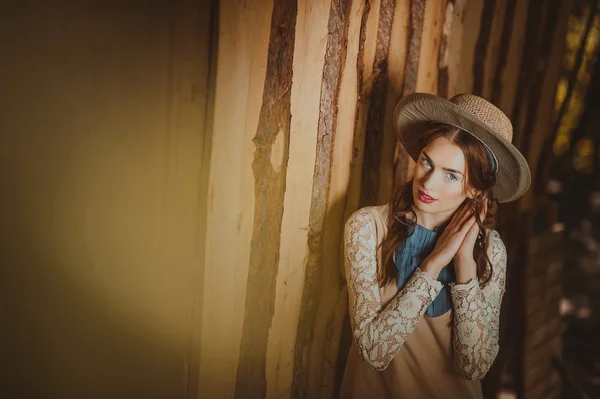 Hermosa mujer con sombrero — Foto de Stock