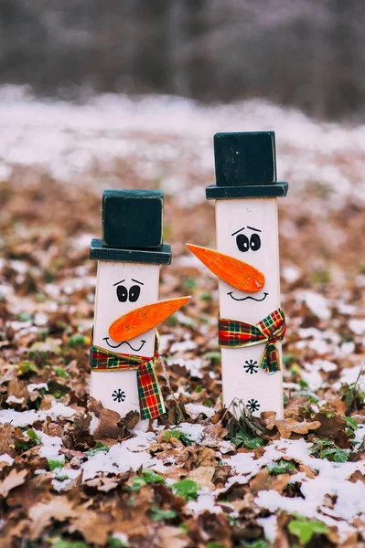 Twee houten sneeuwpoppen — Stockfoto