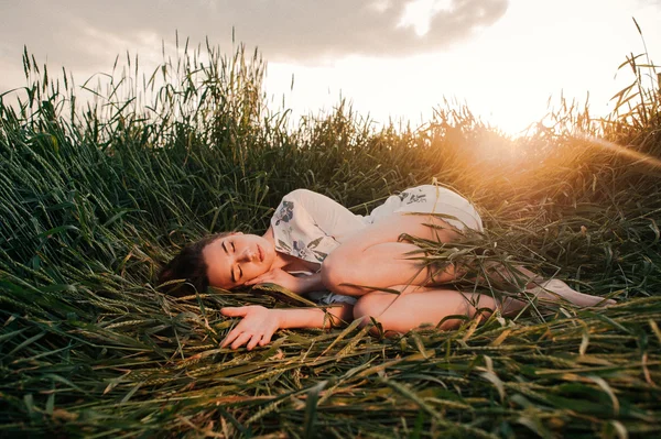 Žena na lůžku v pšenici — Stock fotografie