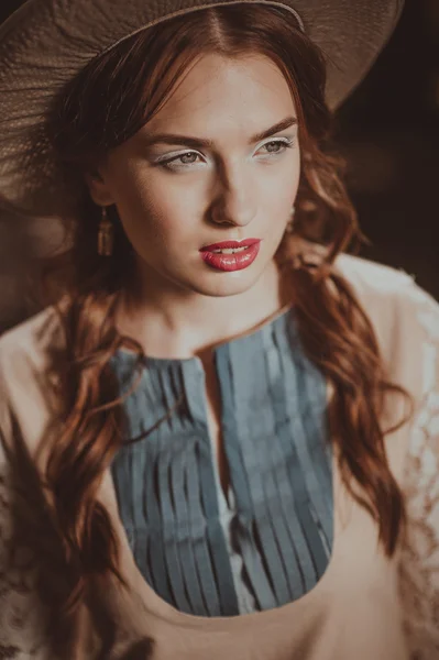 Красива жінка в капелюсі — стокове фото