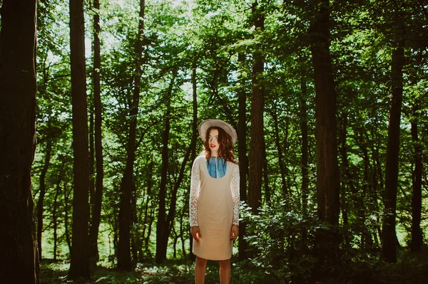 Mulher bonita na floresta — Fotografia de Stock