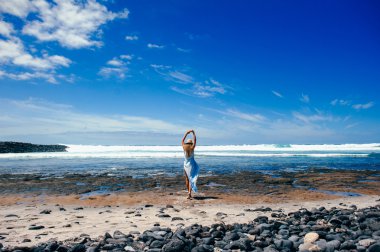 Kumsalda genç bir kadın