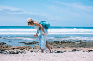 Kumsalda genç bir kadın