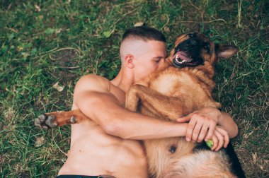 Alman çoban ile atletik erkek