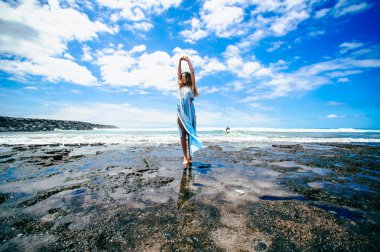 Kumsalda genç bir kadın