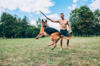 atletik erkek köpekle oynamayı