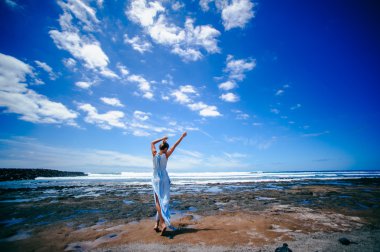 Kumsalda genç bir kadın